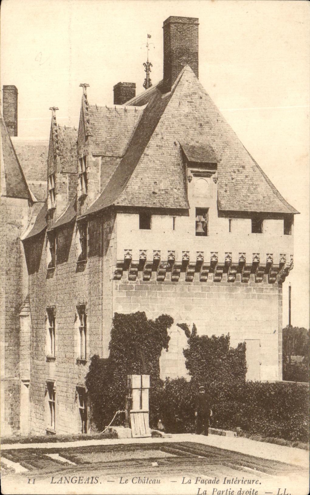 CPA Langeais el castillo el interior del ataque frontal la parte correcta