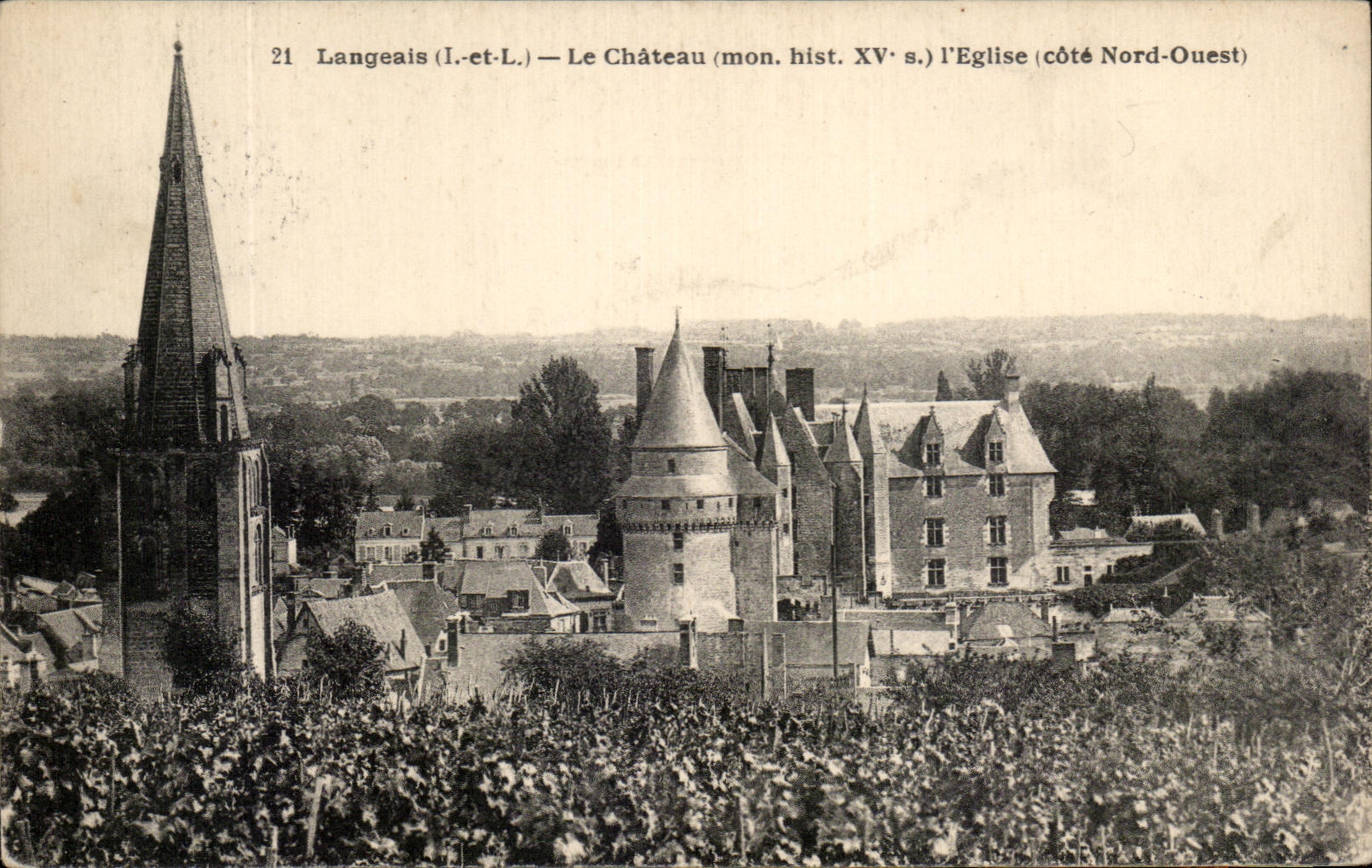 CPA Langeais el castillo la iglesia