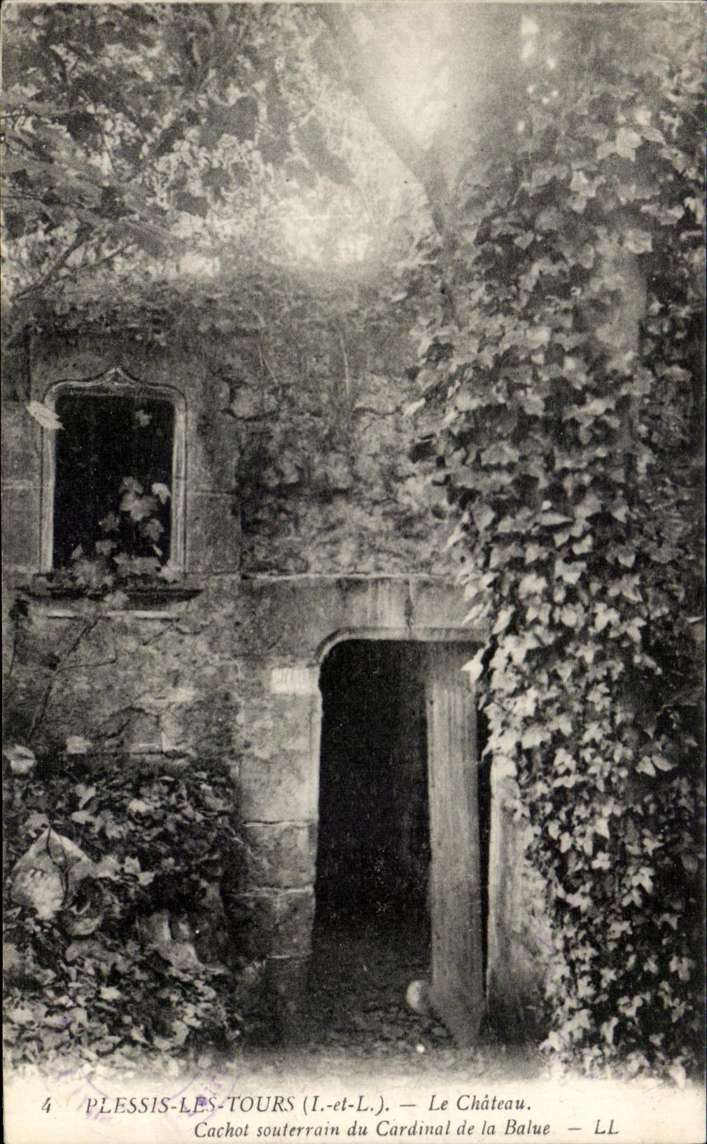 CPA Plessis Les Tours Le Chateau Cachot Souterrain du cardinal de la Balue