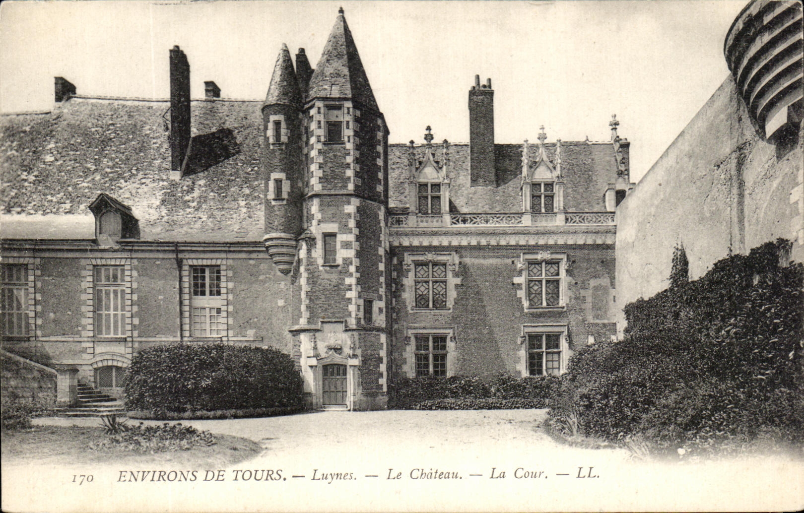 CPA Environs De Tours Luynes Le Chateau Le Cour