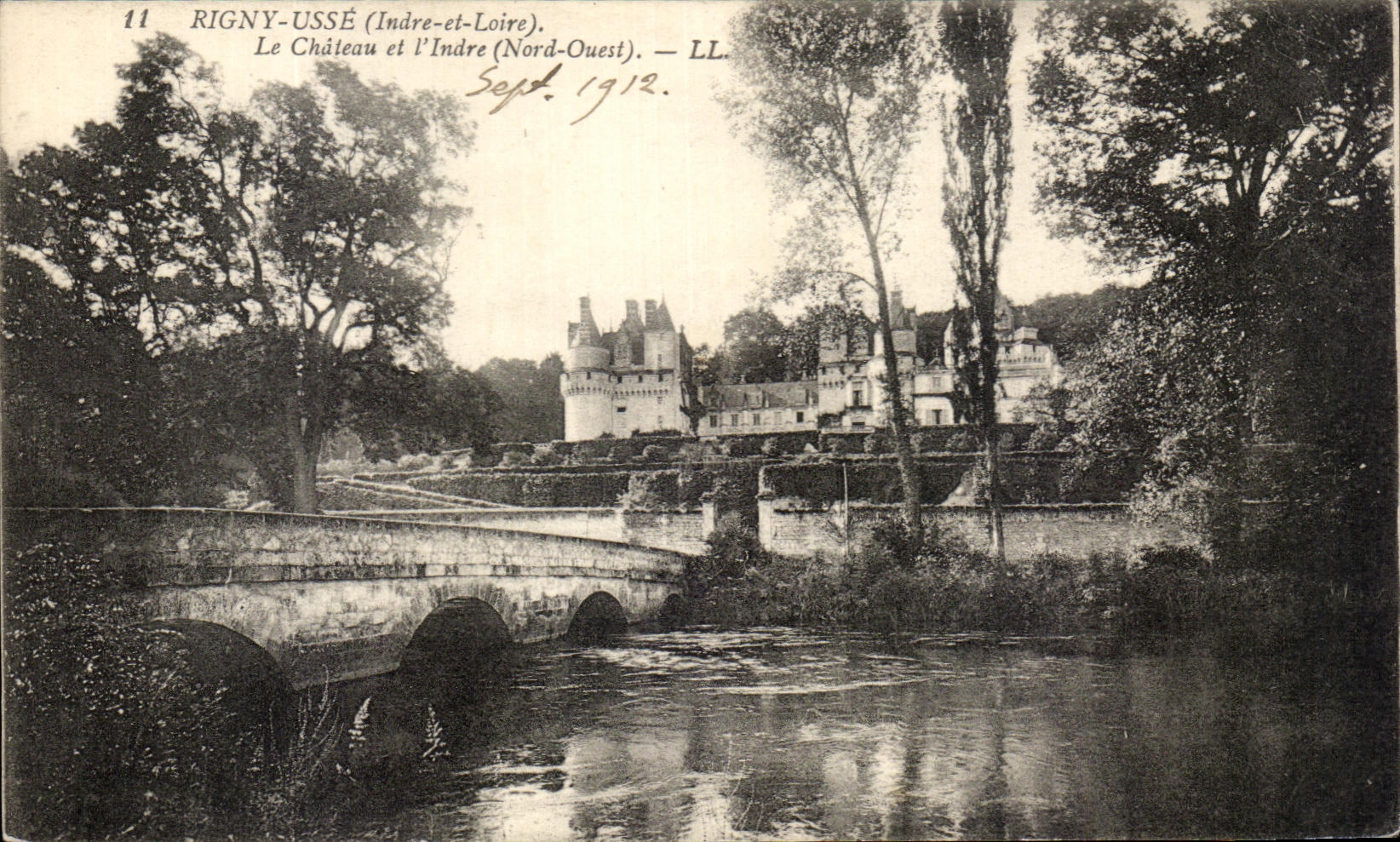 CPA Rigny Usse Le chateau et l'Indre 