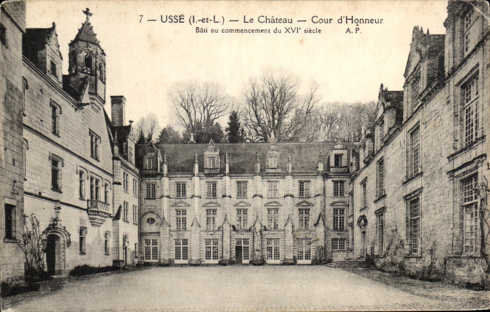 CPA Usse Le Chateau Cour d'Honneur Bati