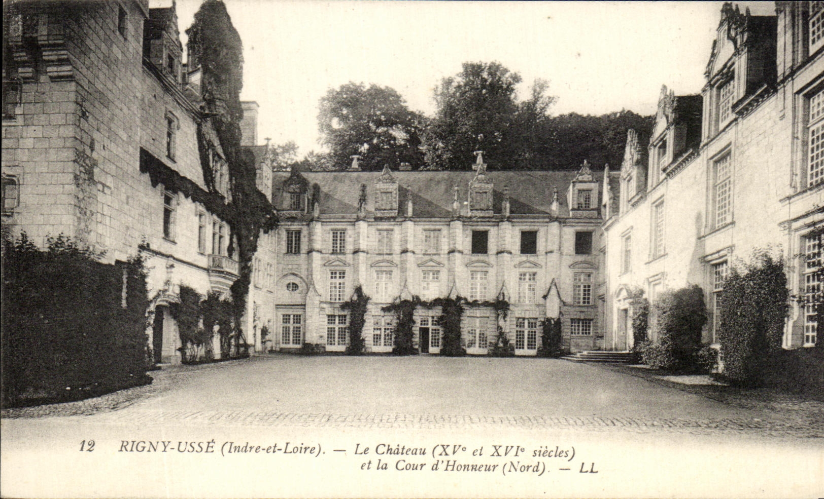 CPA Rigny Usse Le Chateau et la Cour d'honneur