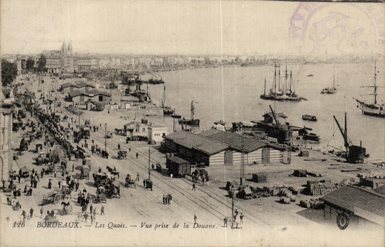 CPA Bordeaux Les Quais Vue Prise de la Douane Bateaux