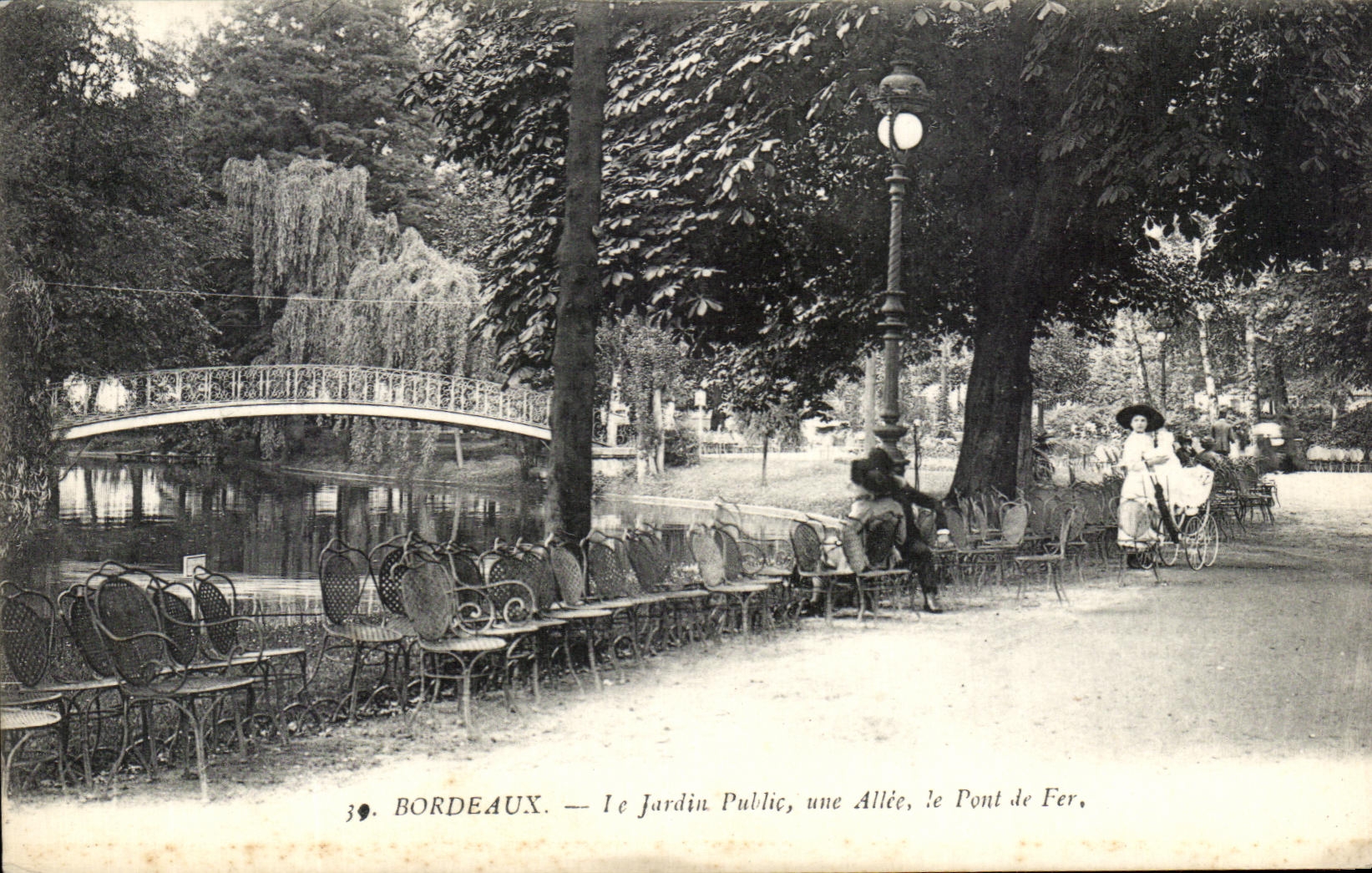 CPA Bordeaux Le jardin Public une Allee le Pont de Fer
