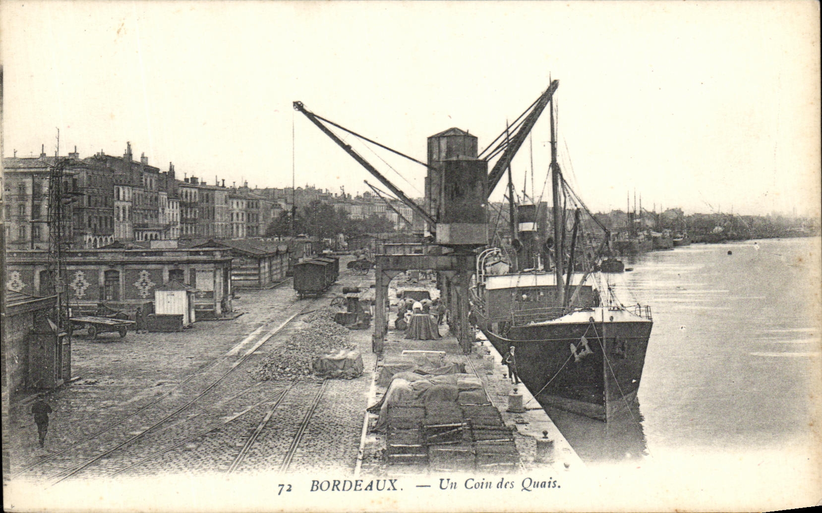 CPA Bordeaux Un Coin des Quais Bateau