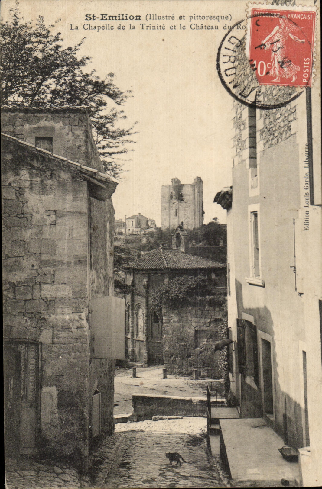 CPA St Emilion La Chapelle de la Trinite et le Chateau de