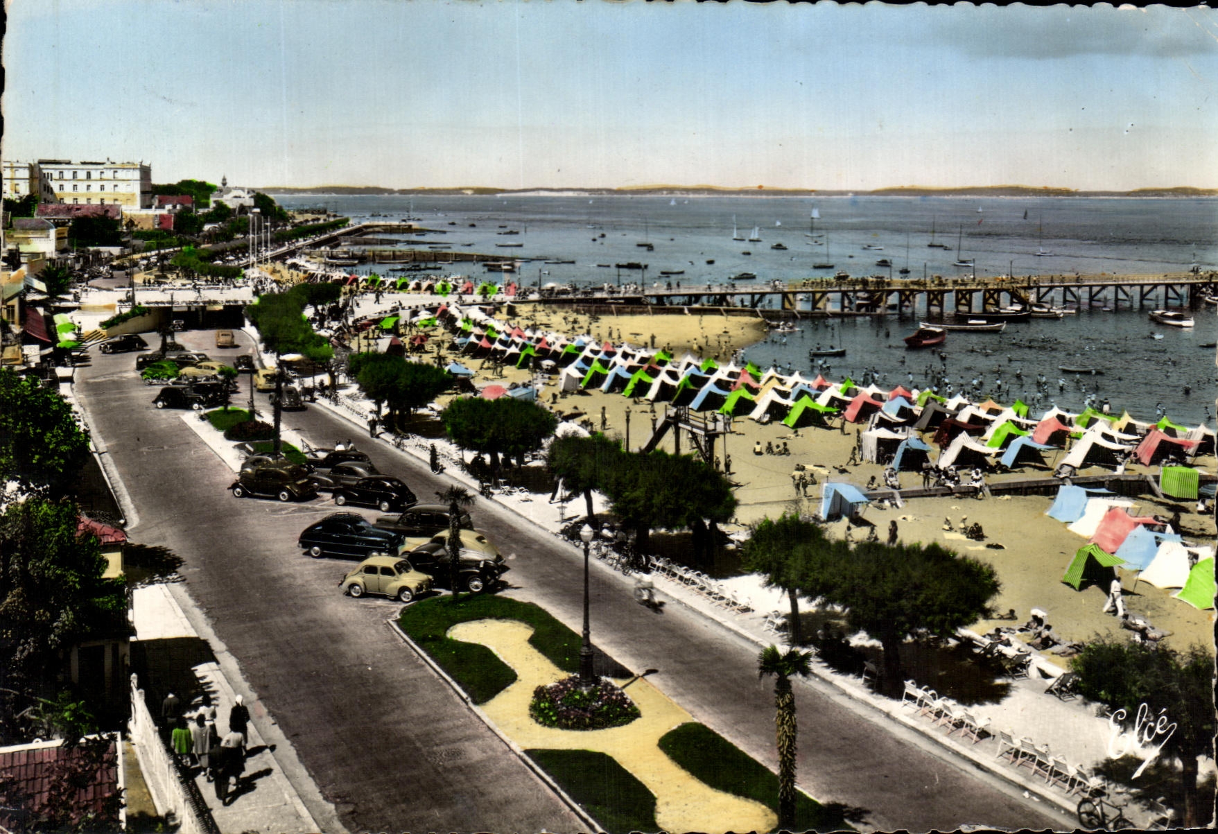 CPSM Arcachon Vue Generale De La Plage Et Des Boulevords Promenade