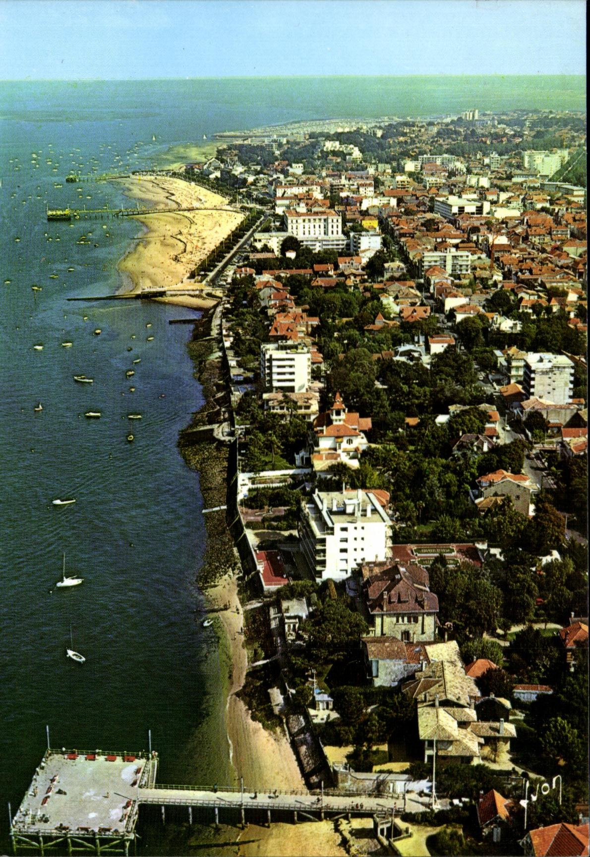 CPM Couleurs Et Lumiere De France Arcachon Vue aerienne De La Ville En Bordure du bassin