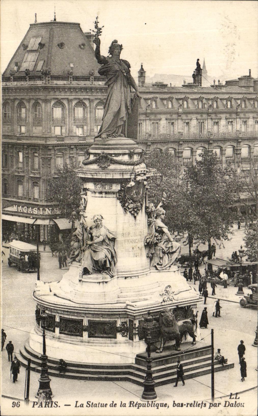 CPA Paris Statue Of the Low Republic Reliefs By Daloux Lion
