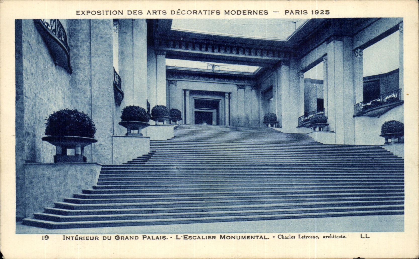 CPA Exposition Des Arts Decoratifs Paris interieur du Grand Palais L'Escalier Monumental