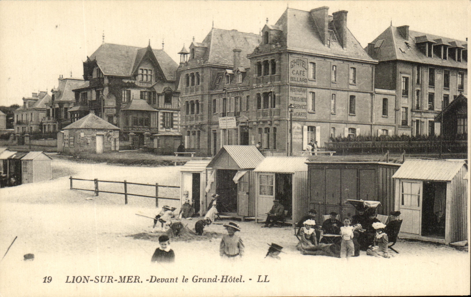 CPA Lion sur Mer In front of the Large Hotel