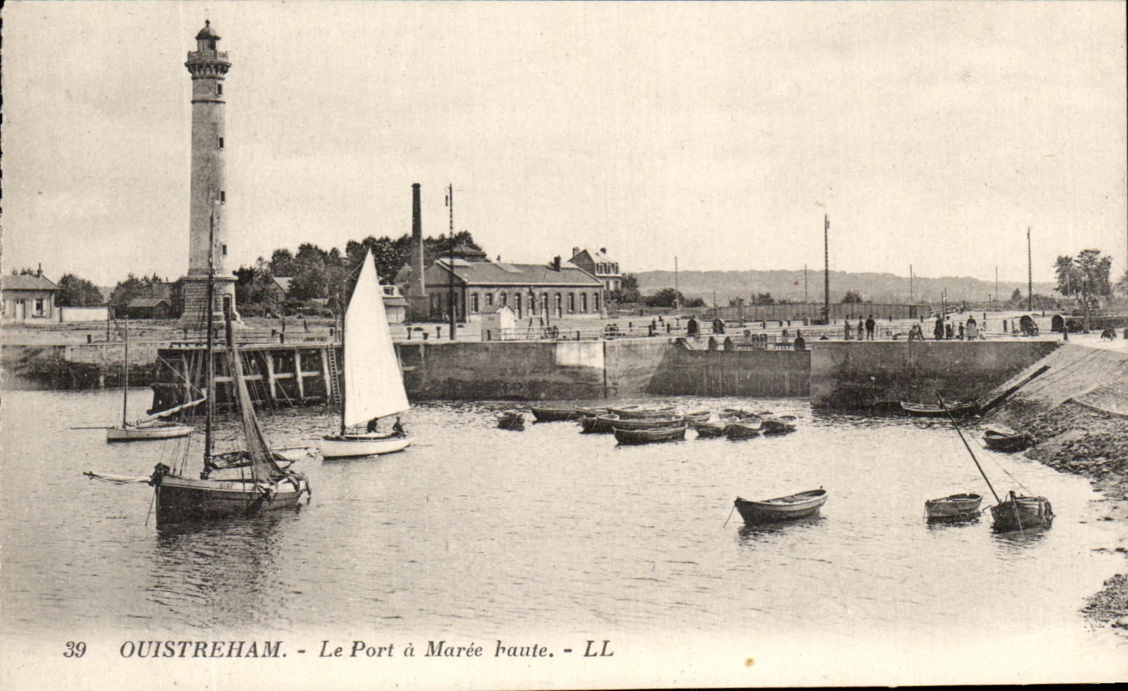 CPA Ouistreham Le Port a Maree Haute Phare Bateau