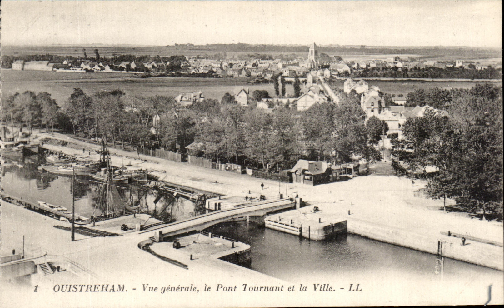 CPA Ouistreham Vue Generale Le Pont Tournant et la Ville Bateau