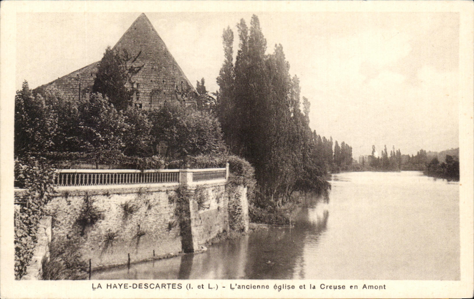 CPA La Haye Descartes L'ancienne eglise et la Creuse en Amont
