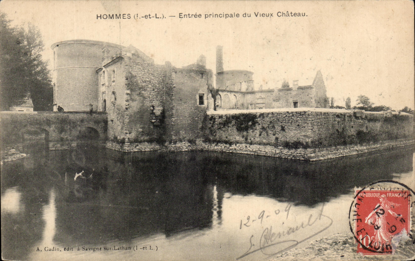 CPA Hommes Entree principale du Vieux Chateau
