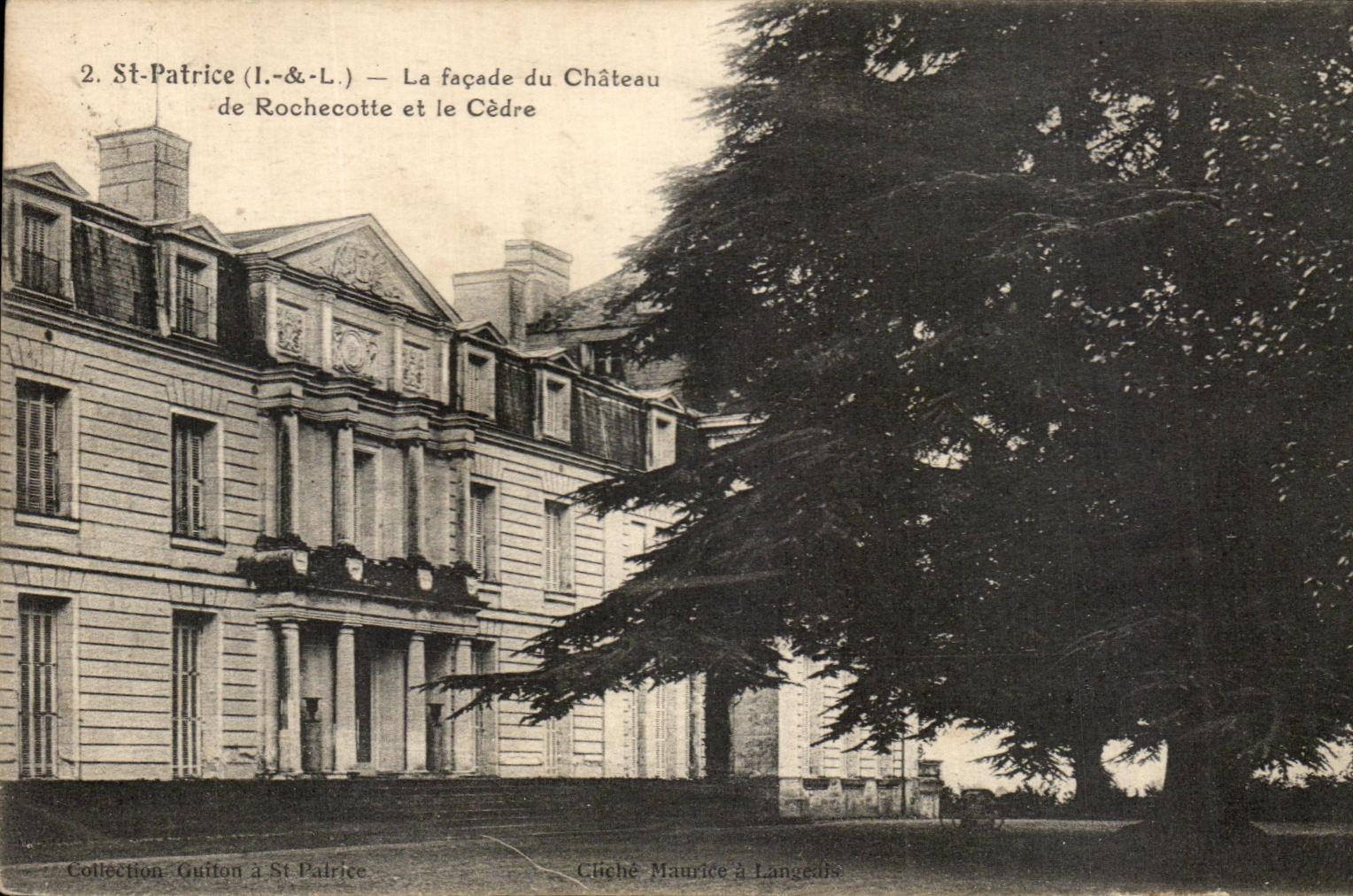 CPA St patrice La Facade du Chateau de Rochecotte et le Cedre