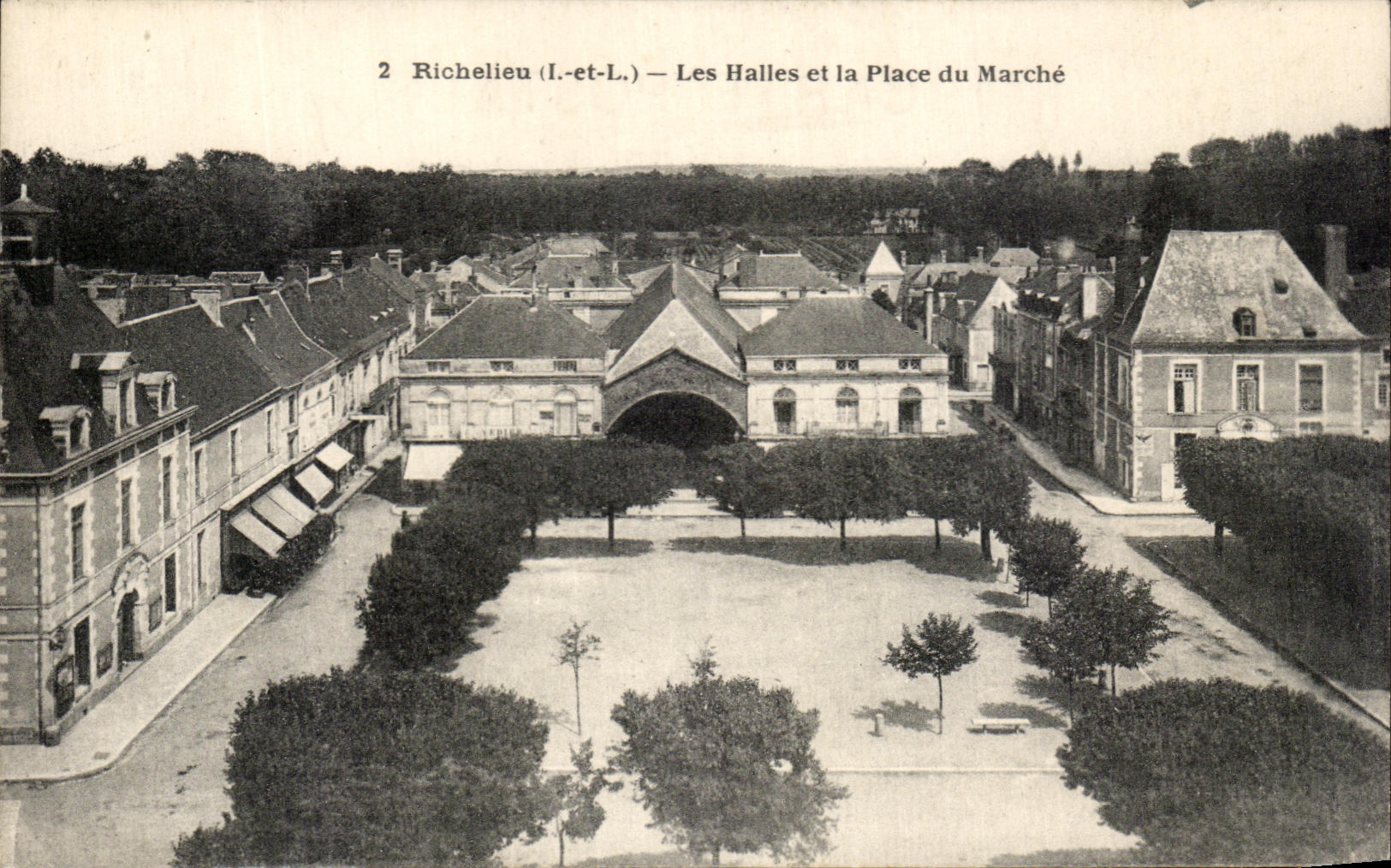 CPA Richelieu Les Halles Et La Place Du Marche