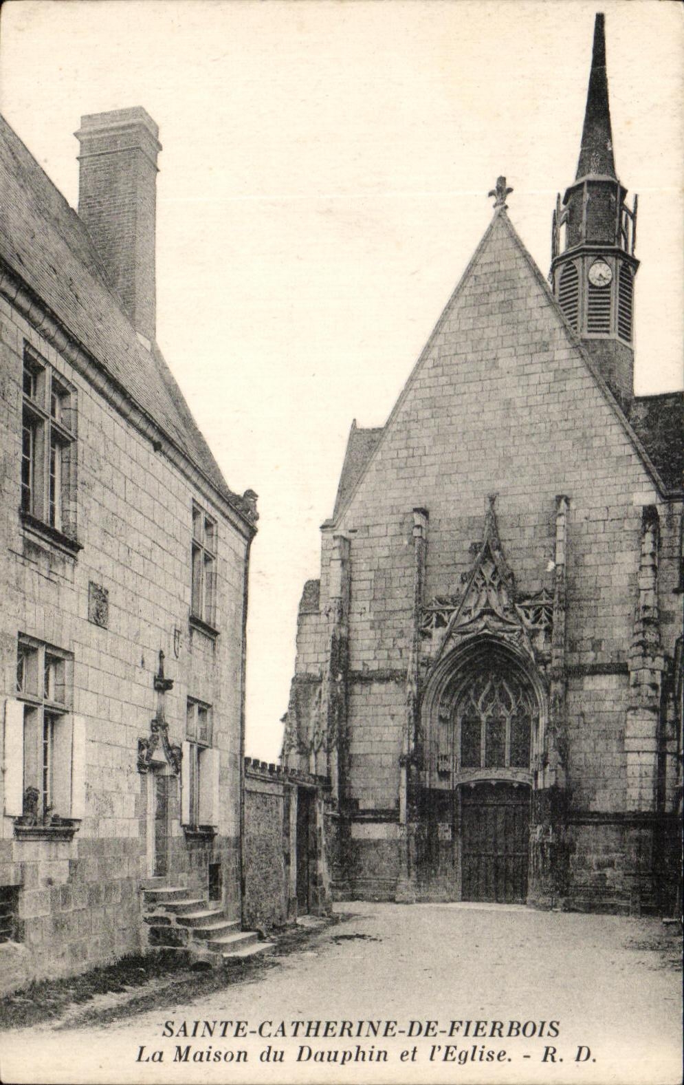 CPA Sainte Catherine De Fierbois La Maison du Dauphin et l'Eglise