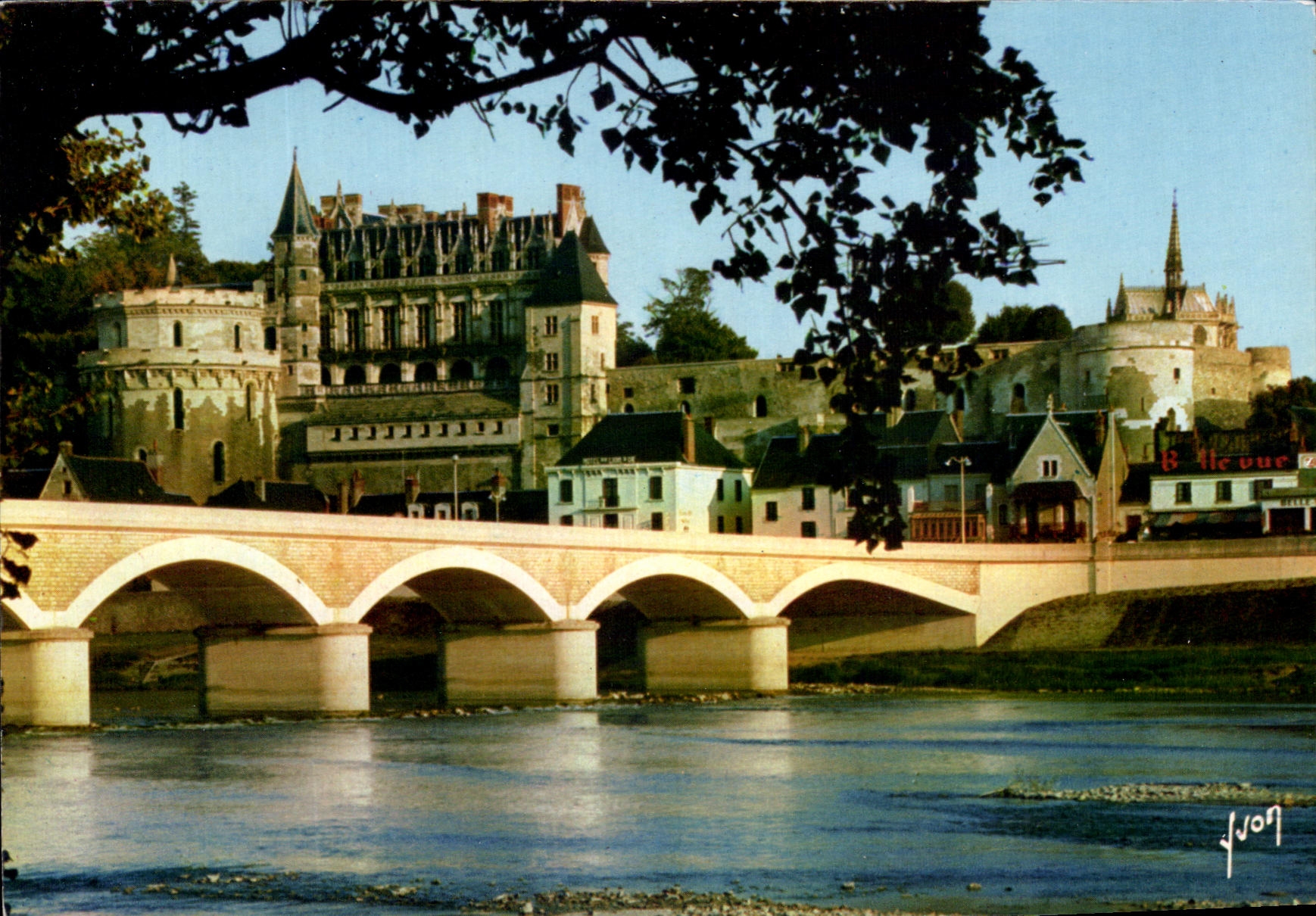 CPM Amboise Le Chateau et le Pont sur la Loire