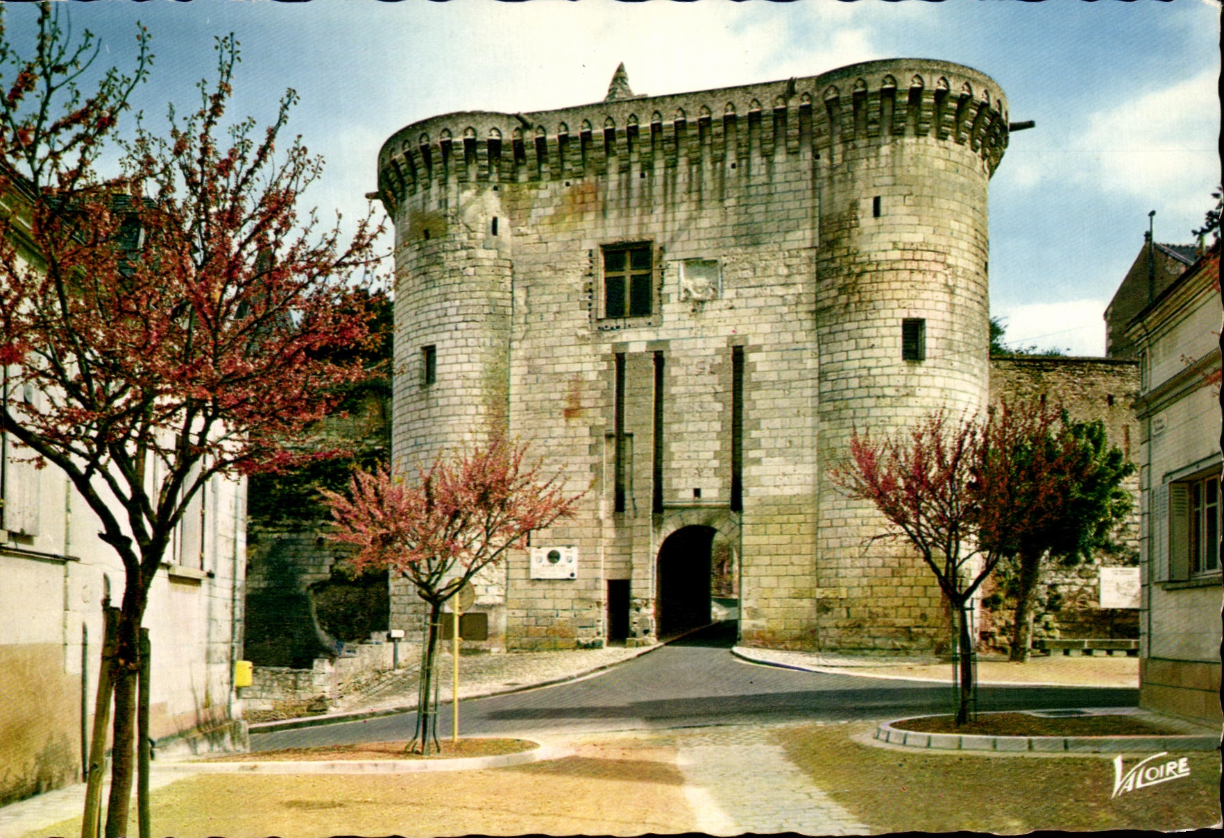CPM Les merveilles Du val De Loire Loches La porte Royale