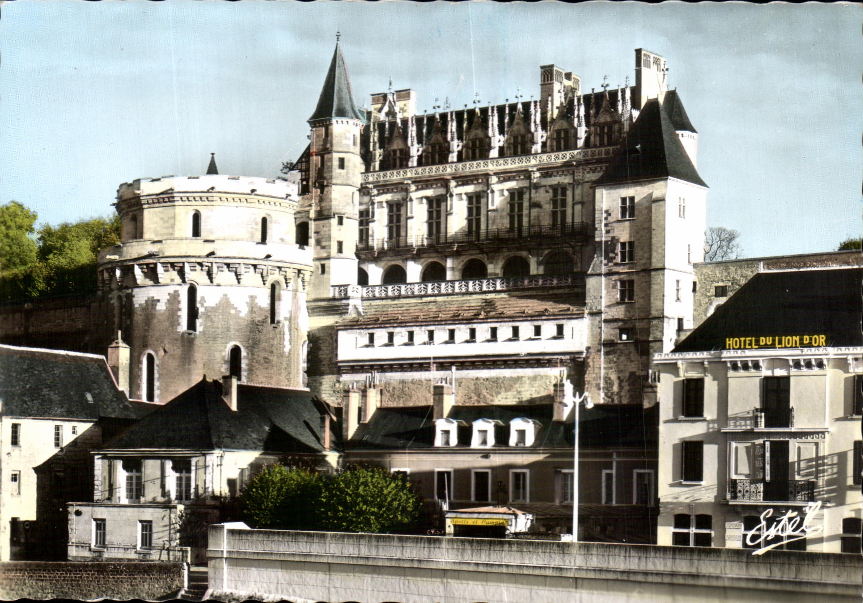 CPSM Le Chateau D'Amboise La Tour des Minimes et le Logis du Roi Hotel du lion d'or