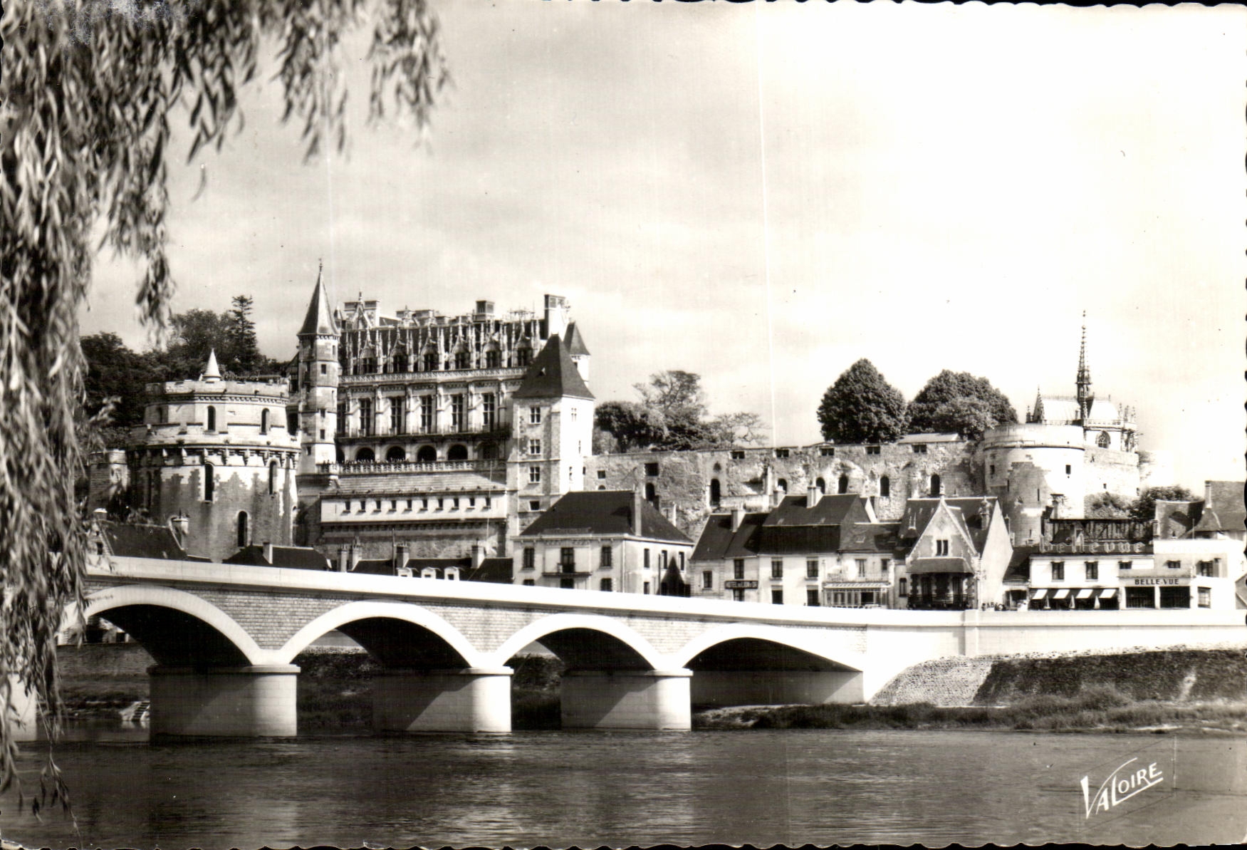 CPSM Les merveilles Du Val De Loire Amboise Le Chateau son enceinte et la Chapelle Saint Hubert Au Premier plan le pont