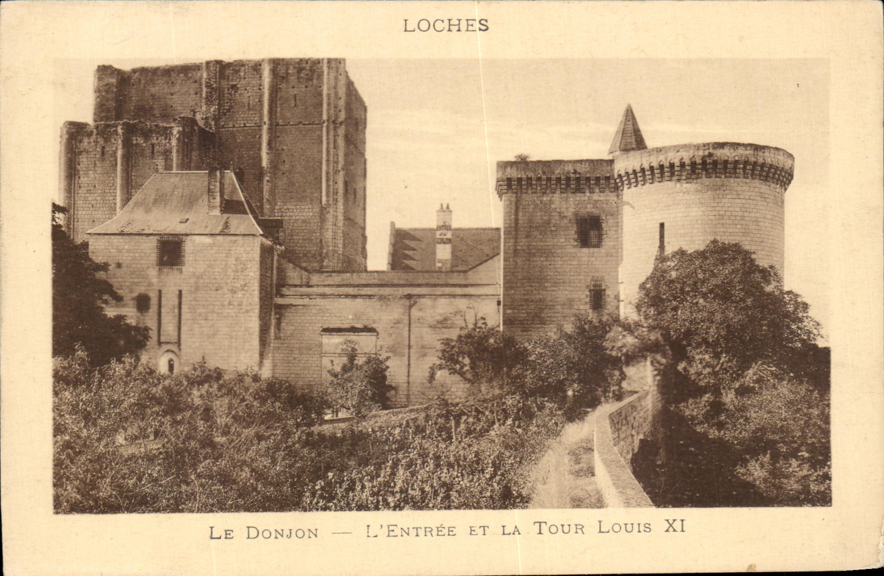 CPA Loches Le Donjon L'Entree et la Tour Louis XI