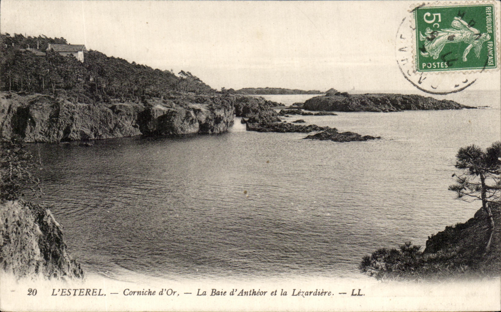 CPA L'Esterel Corniche d'Or La Baie d'Antheor et la Lezardiere