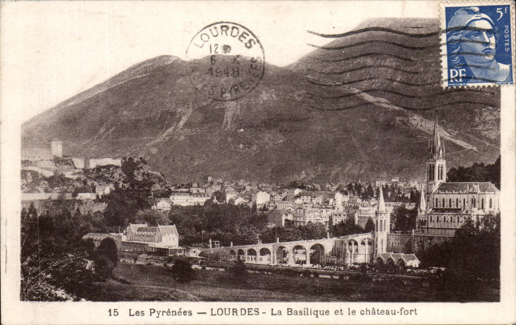 CPA Les Pyrenees Lourdes la Basilique et le Chateau fort