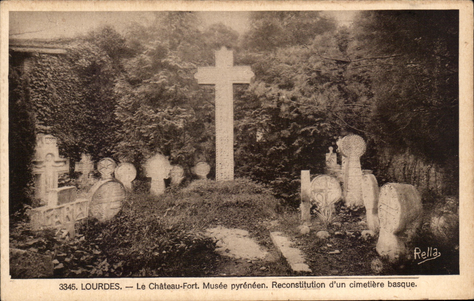 CPA Lourdes Chateau Fort Musee Pyreneen Reconstitution d'un cimetiere basque