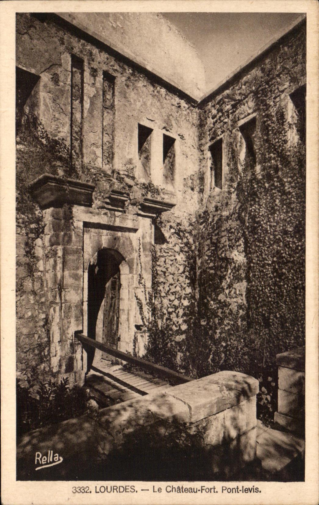 CPA Lourdes le Chateau Fort Pont levis