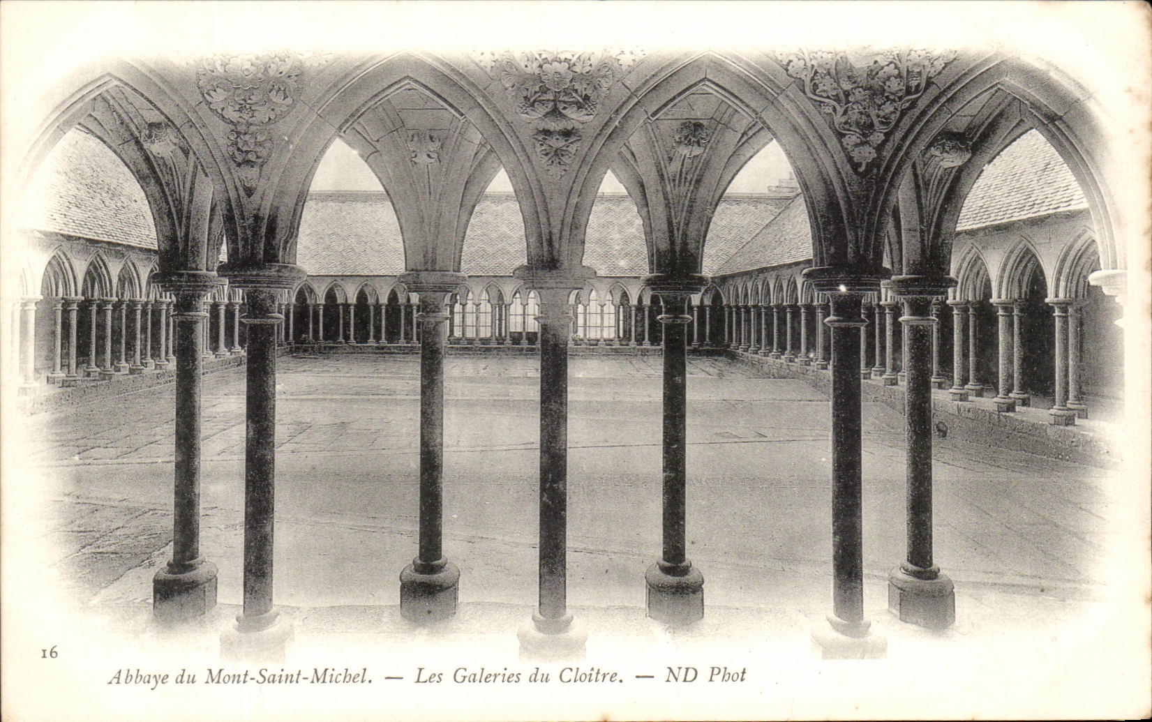 CPA Abbaye du Mont Saint Michel Les Galeries du Cloitre