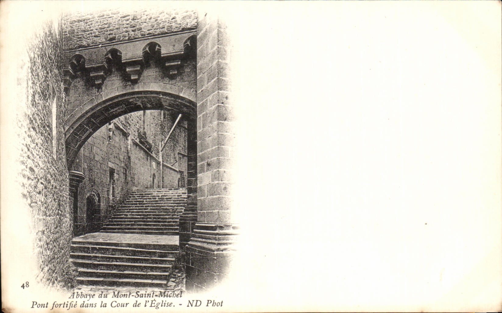 CPA Annaye Du Mont Saint Michel Pont Fortifie dans la Cour de l'Eglise