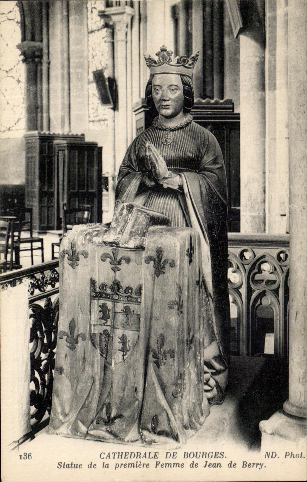 Catedral de CPA de la estatua de Bourges de la primera mujer de Jean de Berry