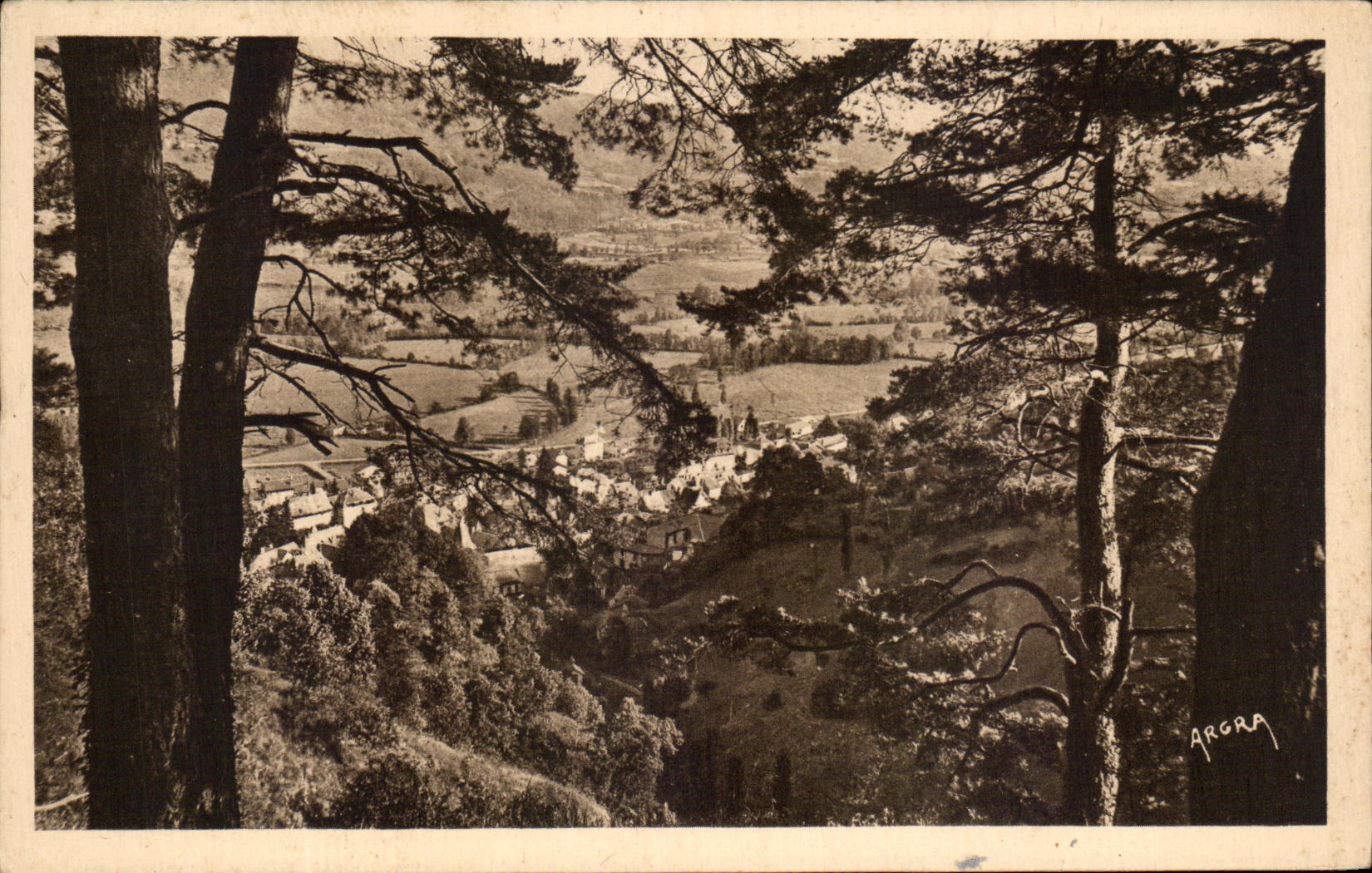CPA Vic Sur Cere En Montait au Rocher de Maisonne