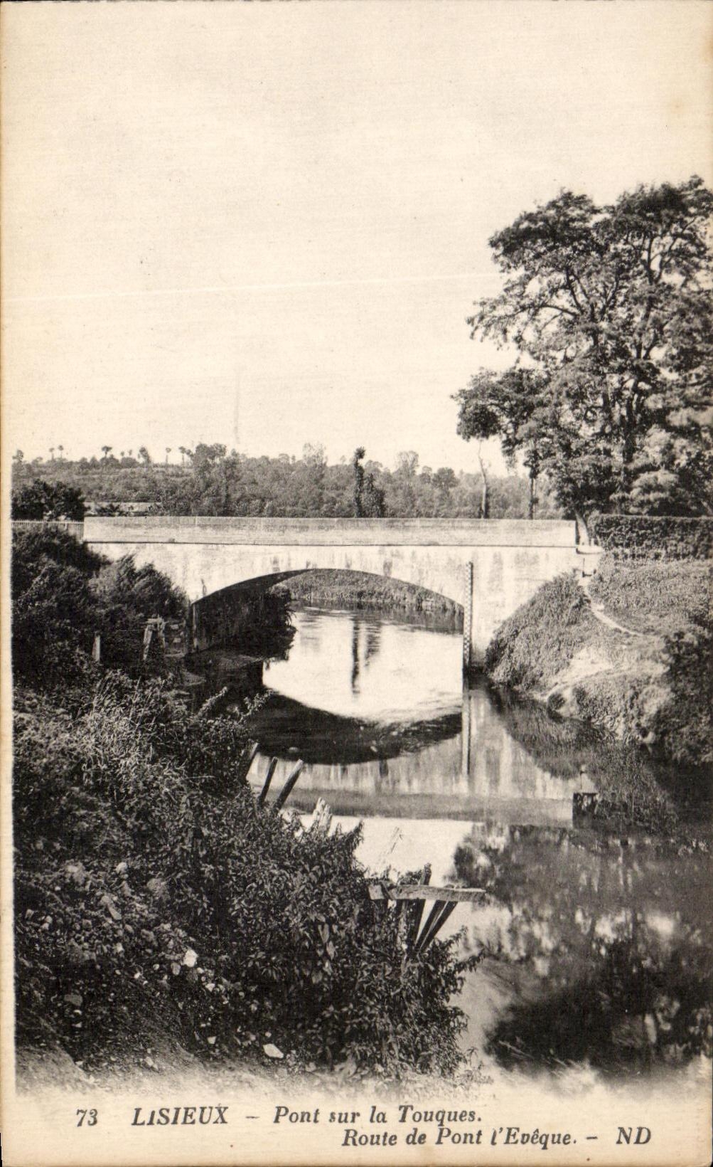 CPA Lisieux Pont sur la Touques Route de Pont l'Eveque