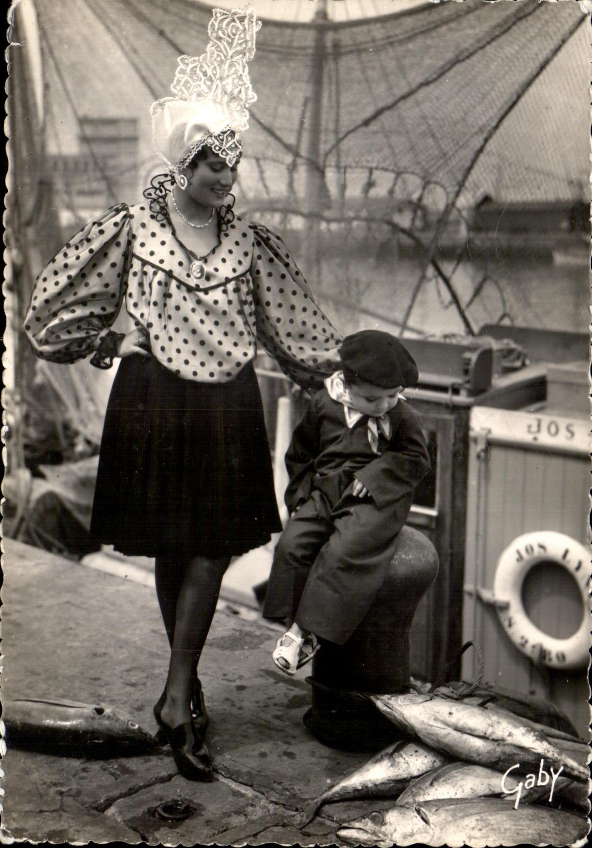 CPSM Folkore de France the Vendee Fishing has Papa Sables d'Olonne Child