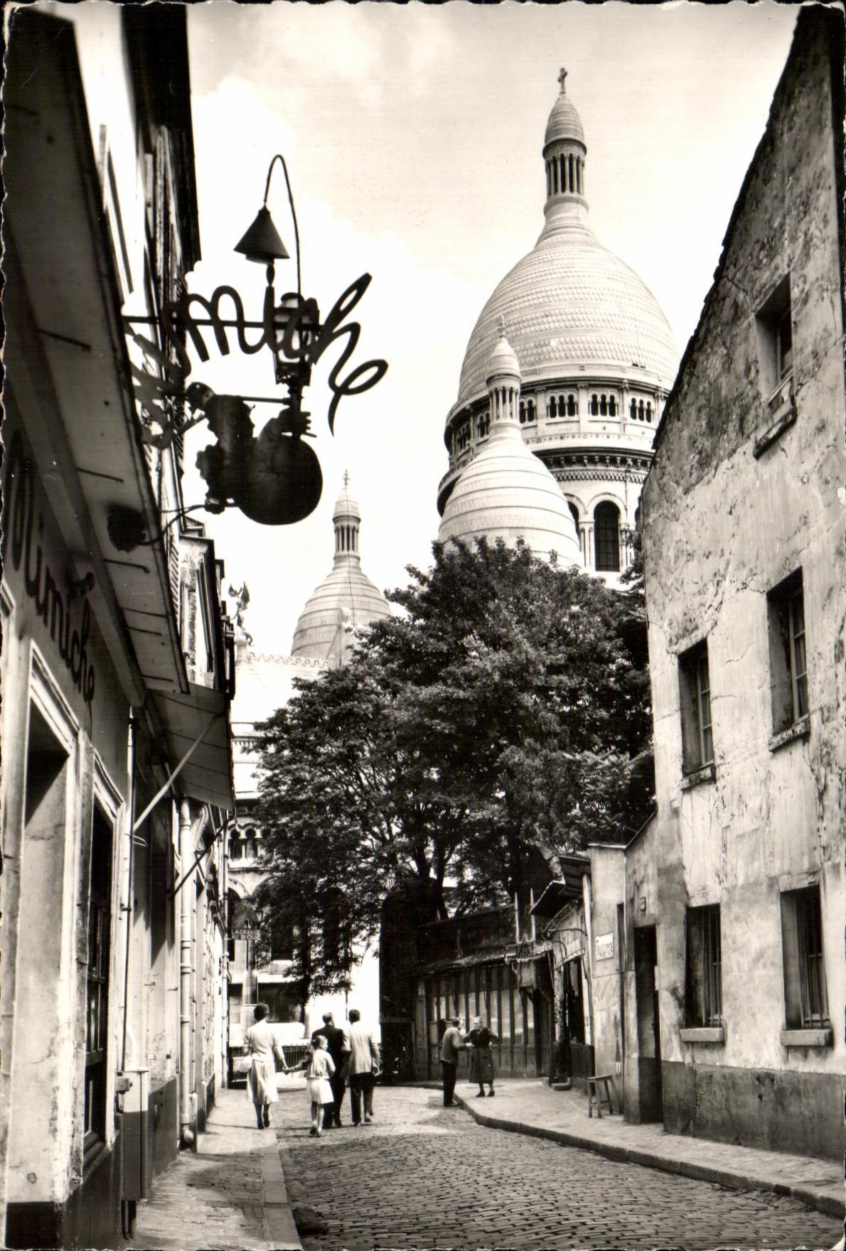 CPA Paris Montmartre Rue of the Knight of the bar Crowns Heart