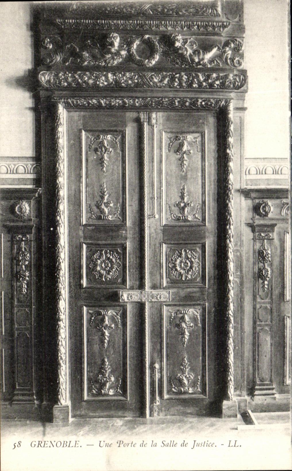 CPA Grenoble Une Porte de la Salle de Justice