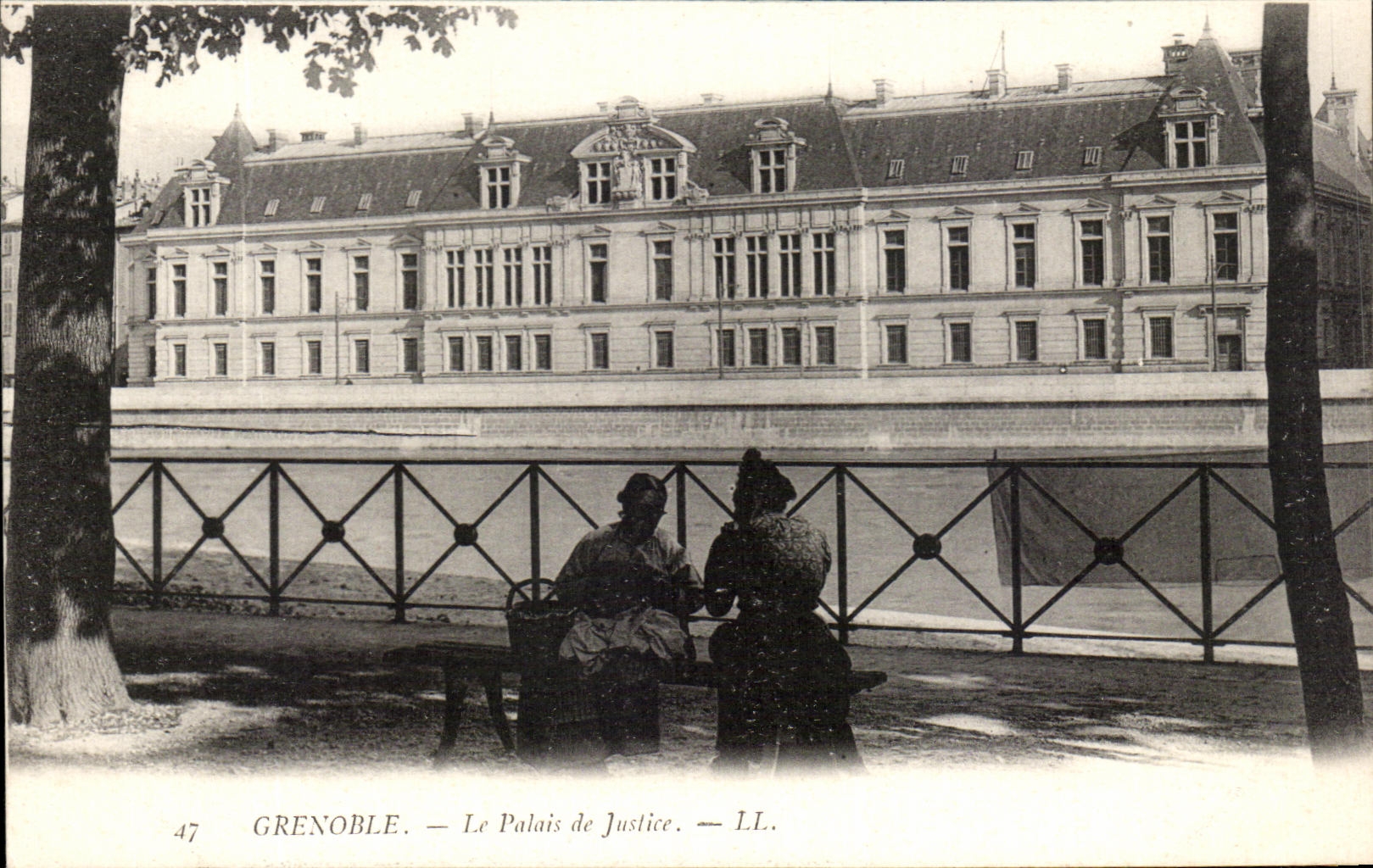 CPA Grenoble Le Palais de Justice Femmes