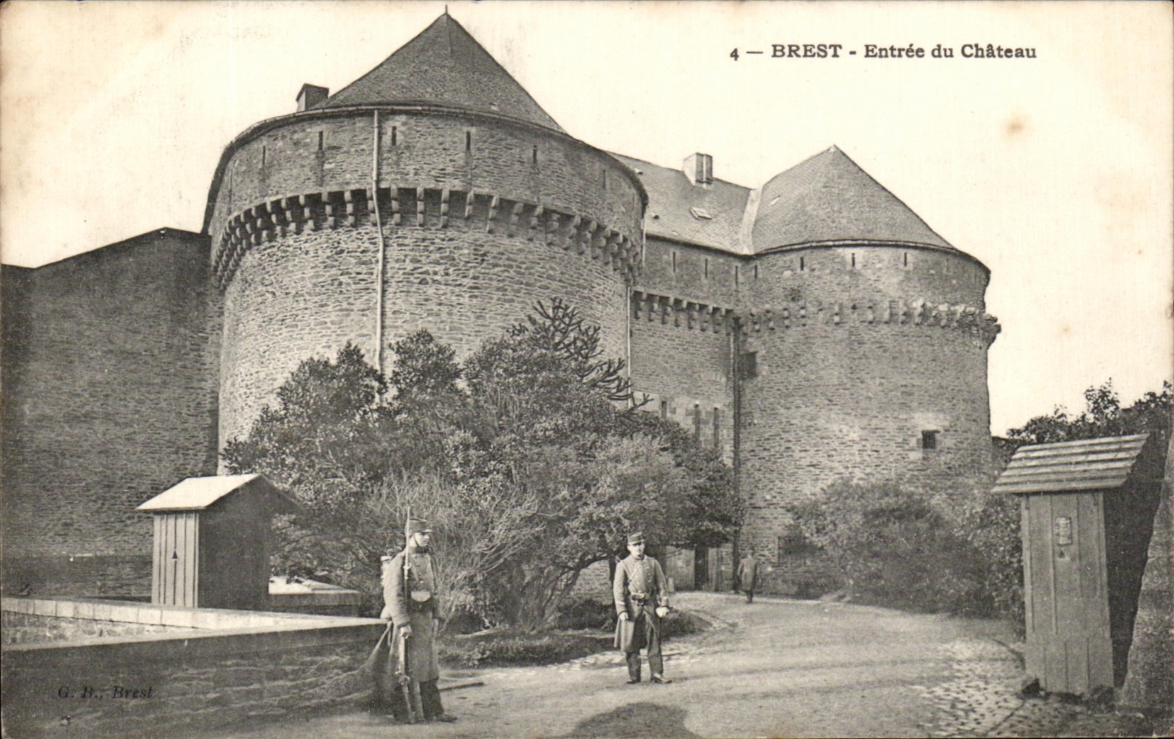 CPA Brest Entree du Chateau Soldats Militaria