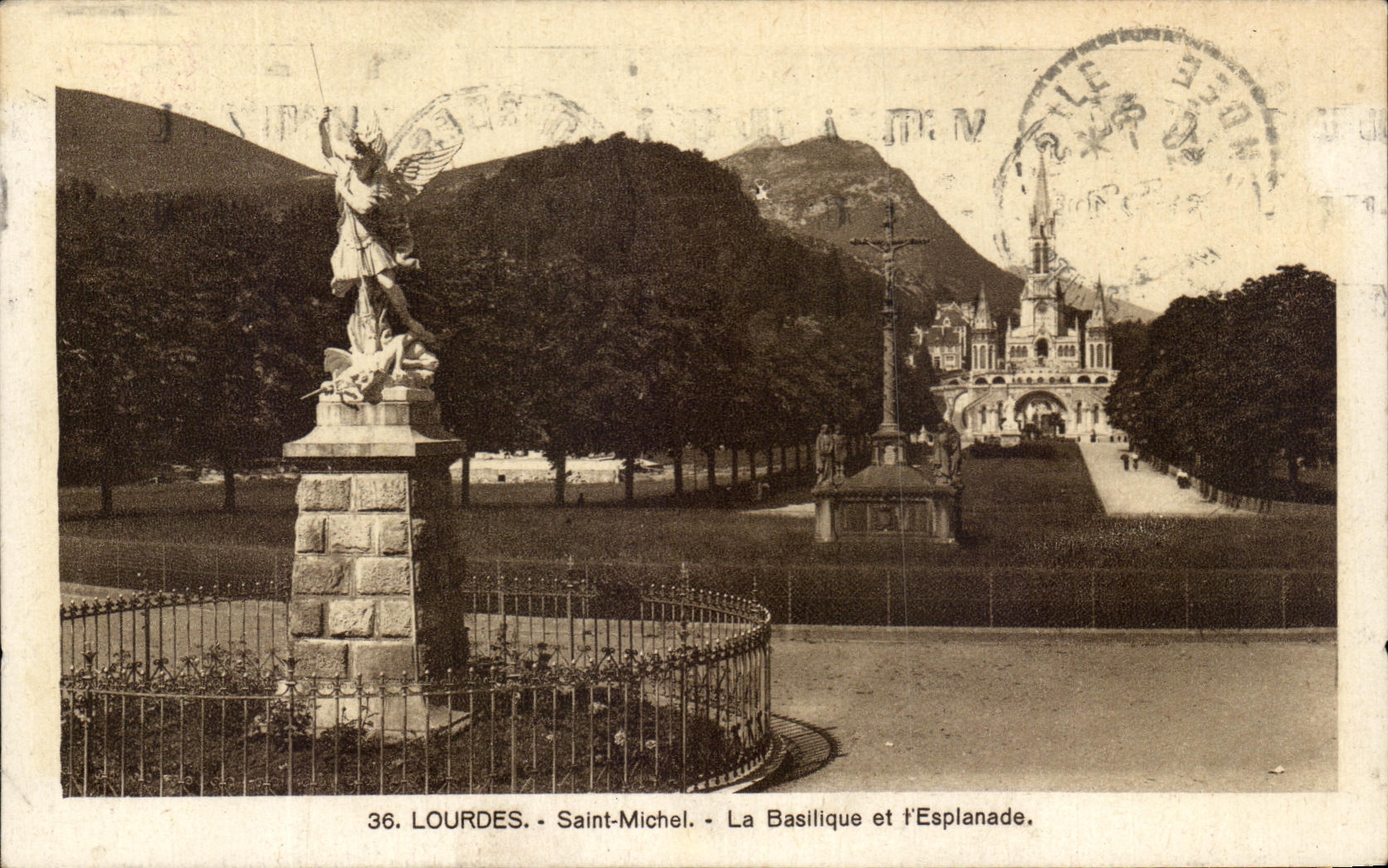 CPA Lourdes Saint Michel La Basilique Et l'Esplanade