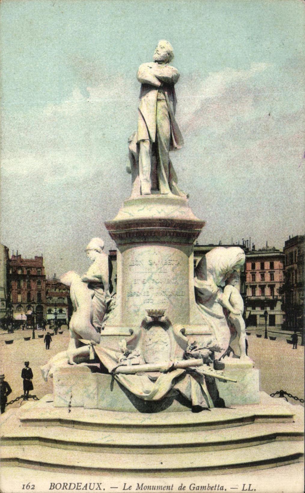 CPA Bordeaux Le Monument De Gambetta