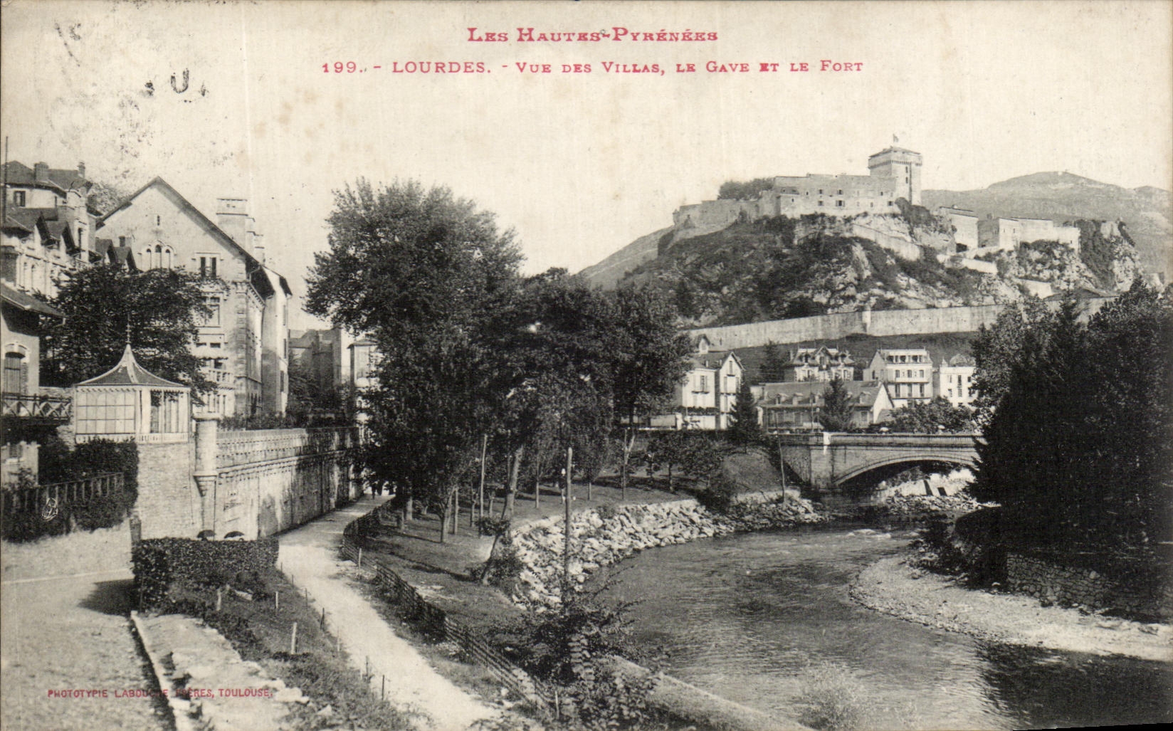 CPA Les Hautes Pyrenees Lourdes Vue Des Villas Le Gave Et Le Fort