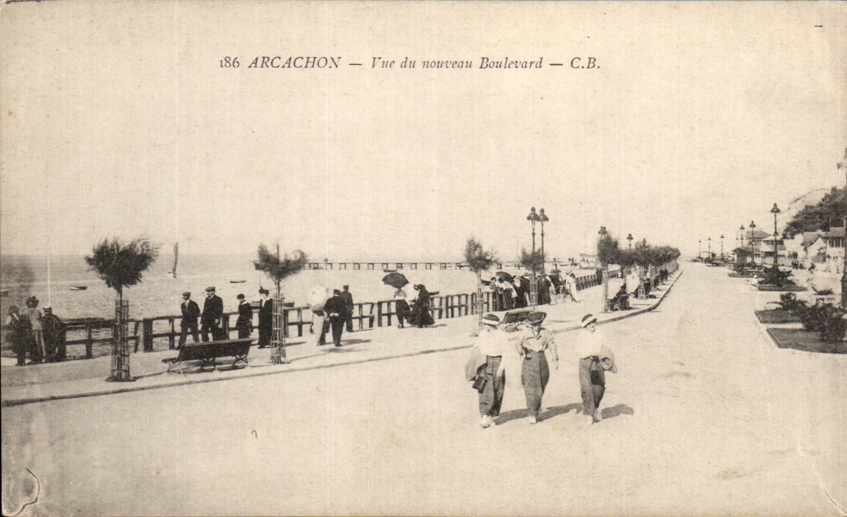CPA Arcachon Vue du nouveau Boulevard