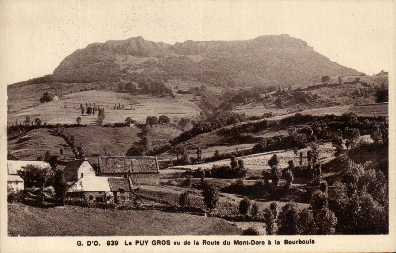 CPA Puy Gros seen of the Road of the Mount Gilds in Bourboule