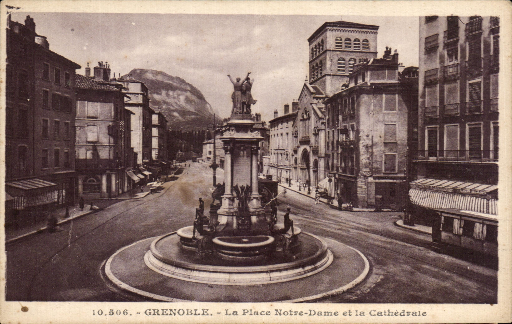 CPA Greoble La Place Notre Dame Et La Cathedrale