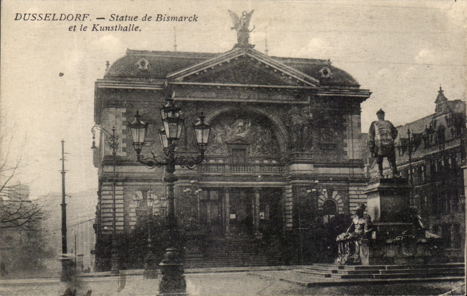 CPA Dusseldorf Statue de Bismarck et le Kunsthalle