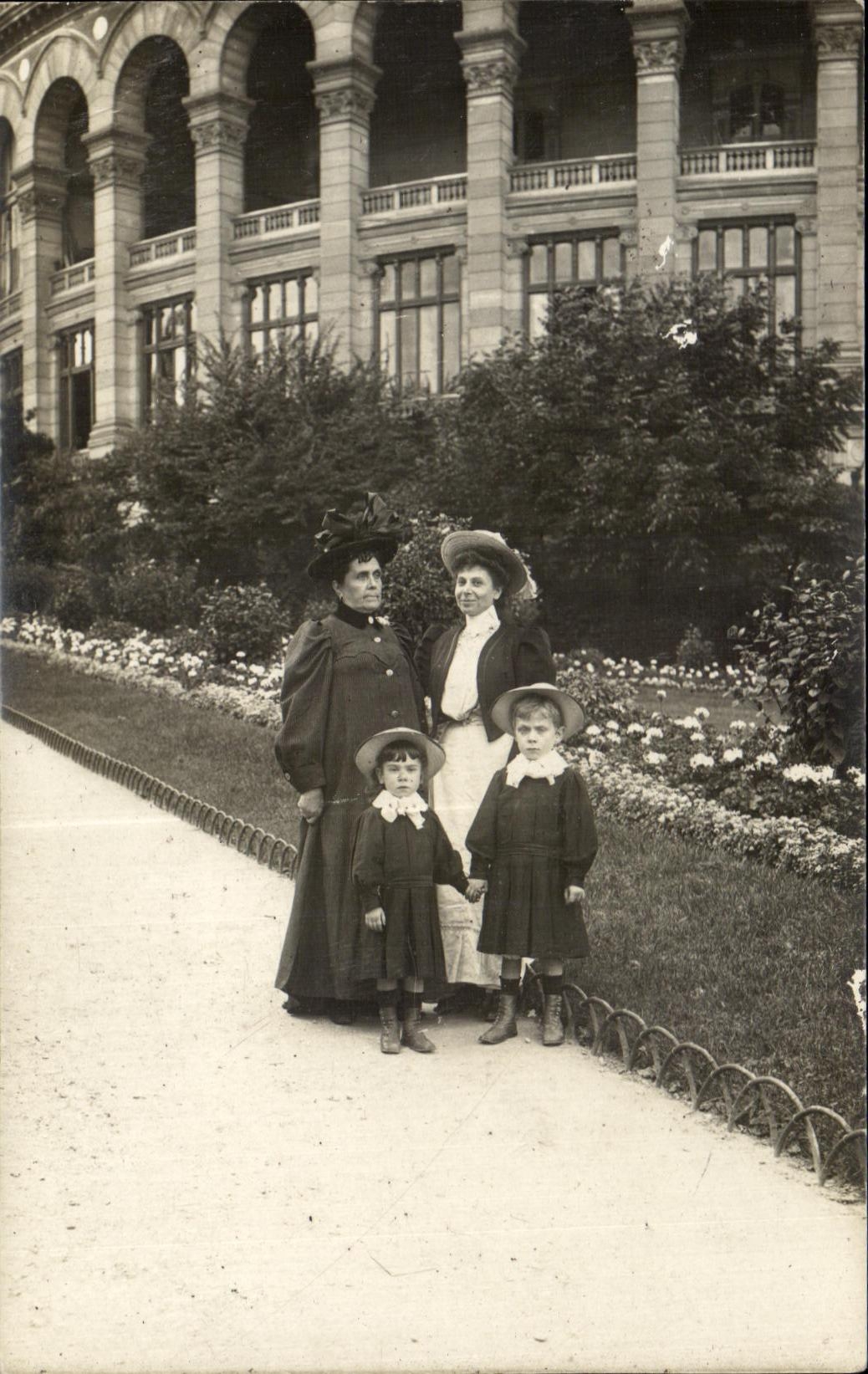 CARTE PHOTO Femmes et enfants Folklore